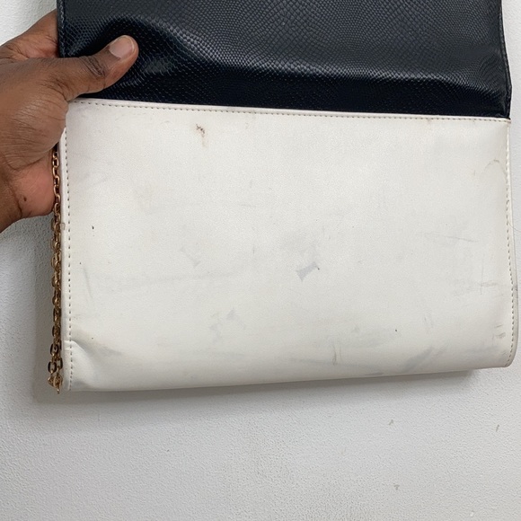 *NWT* Cute black and white Clutch - Picture 7 of 14